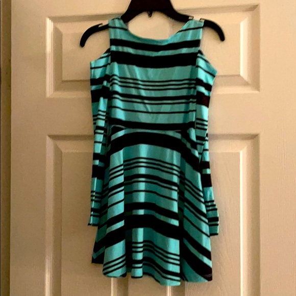 BRAND NEW! Girls off the sleeve dress! Size 5/6. - Picture 2 of 2